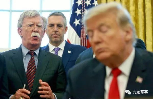 博尔顿被炒，特朗普麻烦不小，已陷入进退两难的境地！