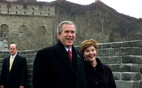 《博尔顿和索罗斯上演“换脸戏法”》-在中美贸战升级时皱眉的博尔顿走了，公开叫嚣要击败中国的索罗斯来了！