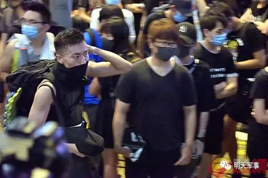 暴力自杀的绞索还是要香港人自己解，让他们一次闹个够！