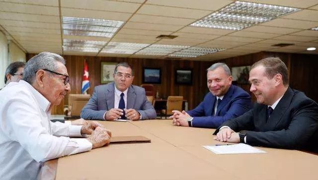 后花园里的手！