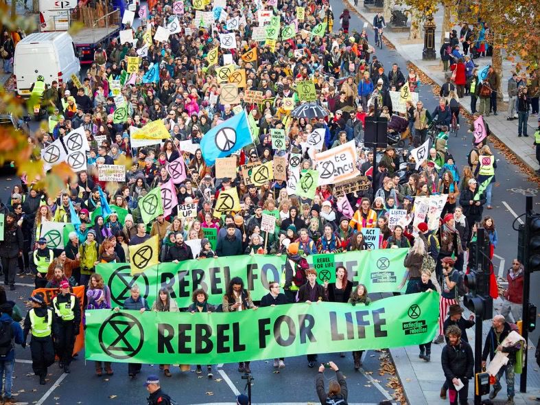 伦敦陷落：中国喜迎国庆时，伦敦快顶不住了！