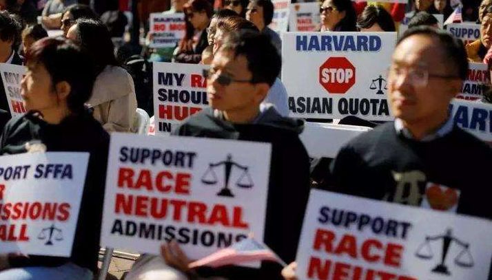 移民美国的中国人：他曾极尽谄媚，如今愤怒咆哮！