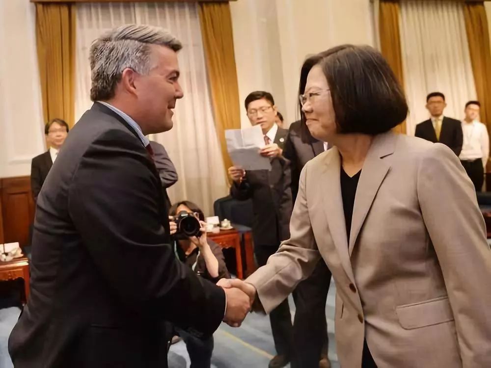 美国又抛出一部恶法，在中国背后扎刀子！