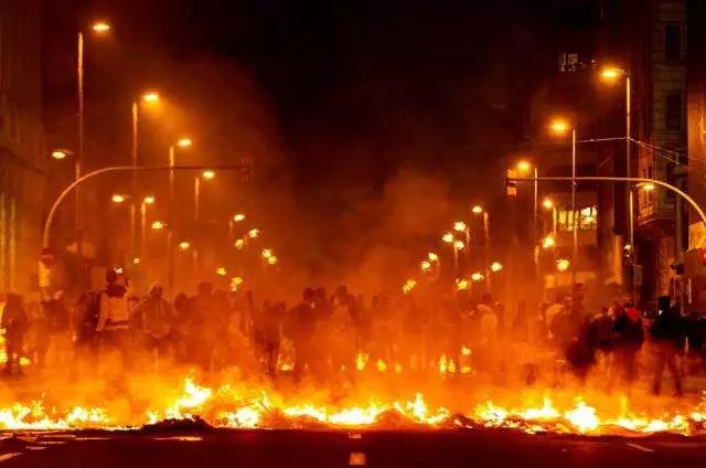 哟...智利、西班牙、黎巴嫩、印度、英国、美国成这样，世界要重蹈50年前覆辙了？