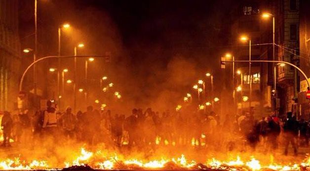 900乱港暴徒自首，信仰崩塌？这只是戳破西方谎言的第一步！