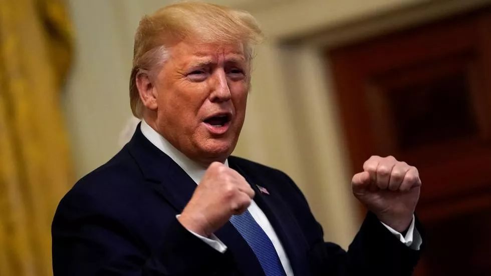 特朗普全面开火，股市迅速闪崩！