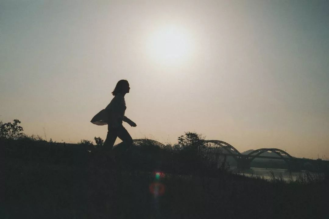 “赚钱还需要哄的人，我劝你穷着”！