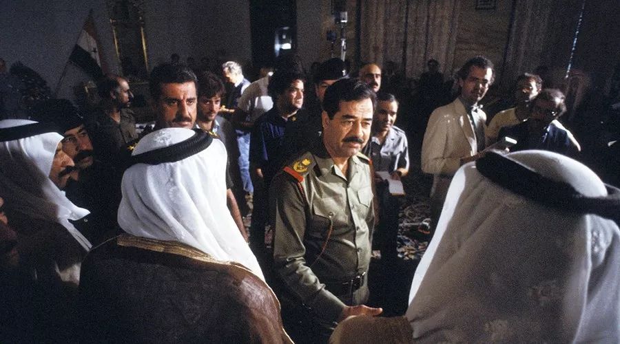 伊拉克总理被闹事者逼着辞了职，他们会怀念萨达姆时代吗？