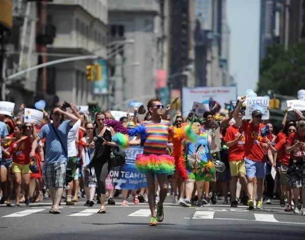 摸摸纸老虎！美国人民眼看要起来闹革命了！