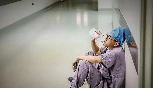 培养一个医生有多难？世界各国是这样对付暴力伤医的……