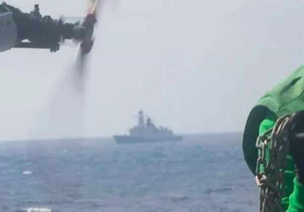 美军舰在南海航行，突然出现一个熟悉身影：中国军舰！