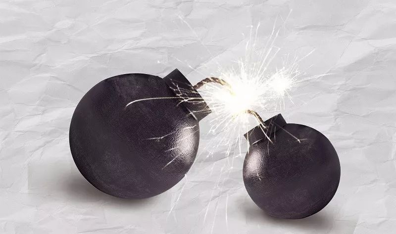 特朗普正坐在一颗冒烟的“雷”上！