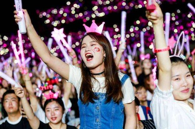 为应援偶像生日犒劳外军，这群中国女孩的做法，令人心寒！