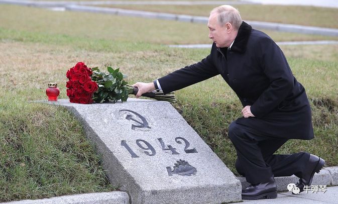 普京单膝跪地，这样献上了一束玫瑰花！