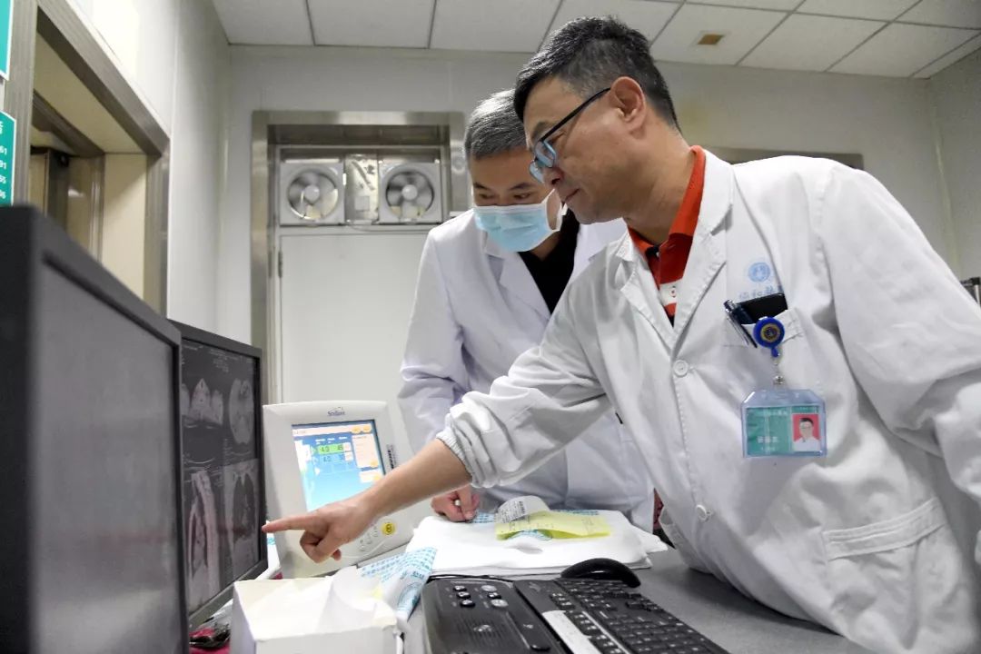 专家组副组长感染新冠肺炎竟在家里治愈了，他是这么做到的！