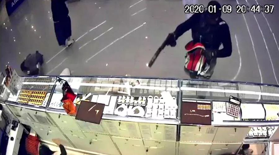 一个月爆发两起暴力枪击案，在泰国买枪有多么容易？