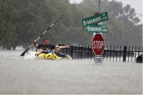 美国政府救灾无能，沃尔玛凭什么成为“救世英雄”？