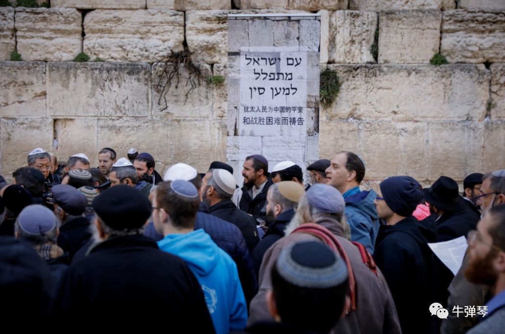 昨晚，大批民众在哭墙为中国祈祷！
