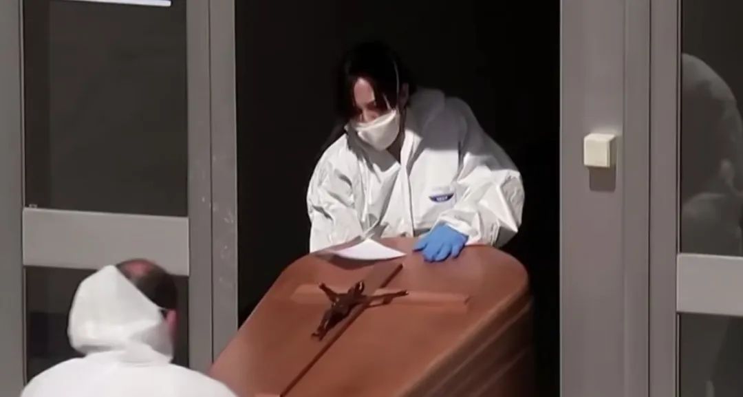 新冠肺炎不懂政治，我这里死了一万多人，我们需要方方！