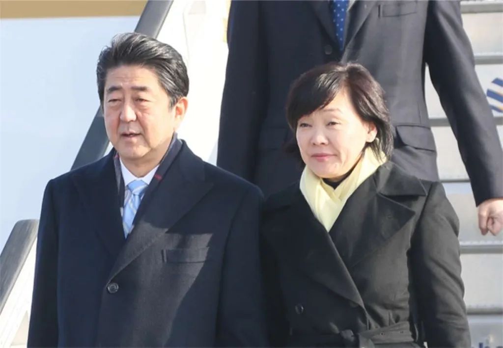 安倍后院起火：日本疫情告急，首相夫人却聚众喝酒赏樱！