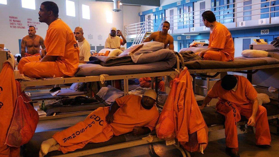 关押200万囚犯的监狱，才是美国疫情的“最大炸弹”！