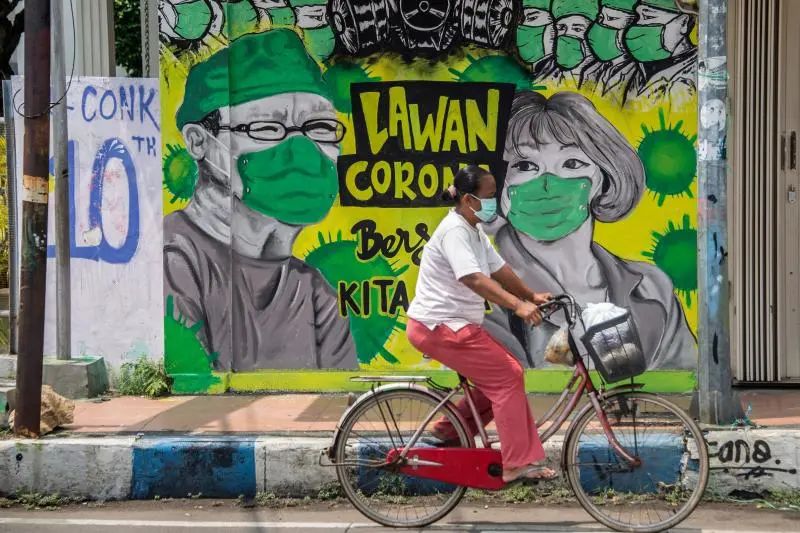 “僵尸”巡逻、中草药秘方、太阳浴…政府迟到，世界人口第四大国能逃过这一劫吗？