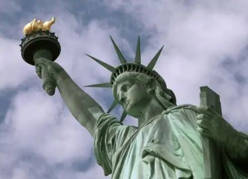 确诊超100万后，我终于明白美国最大的优势在哪了！