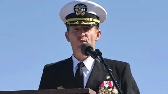 美10艘航母舰长的逼宫，誓为“吹哨舰长”平反！