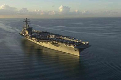 不堪一击，航母“趴窝”！美军该怎么办？