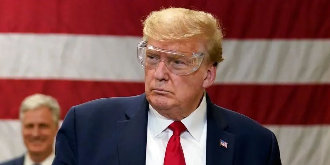 特朗普给自己颁发荣誉勋章，他的羞耻感、罪恶感和道德底线在哪里？