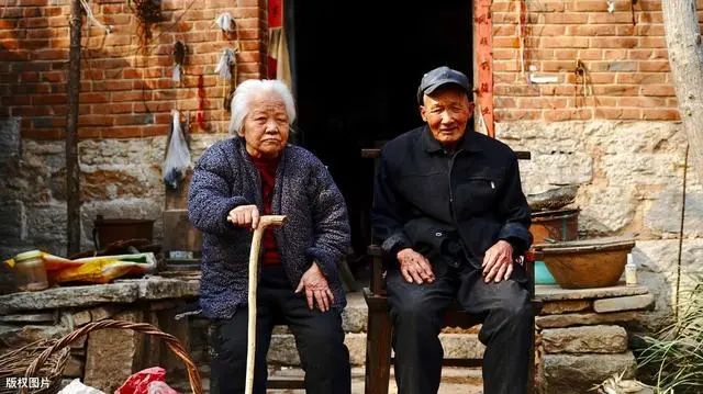 建立农民退休制度，实现老有所养，这个政协议案我举双手赞成！