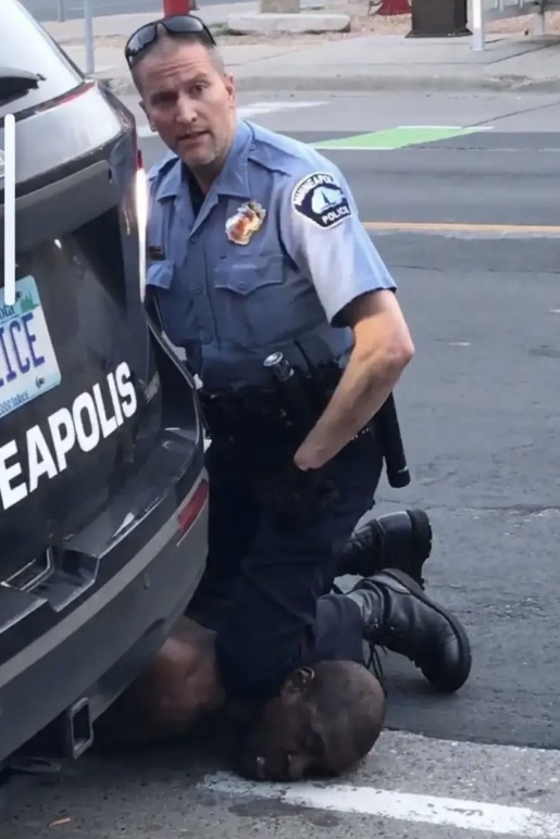 因为20美元，美国警察当街虐杀黑人，数千人暴乱！