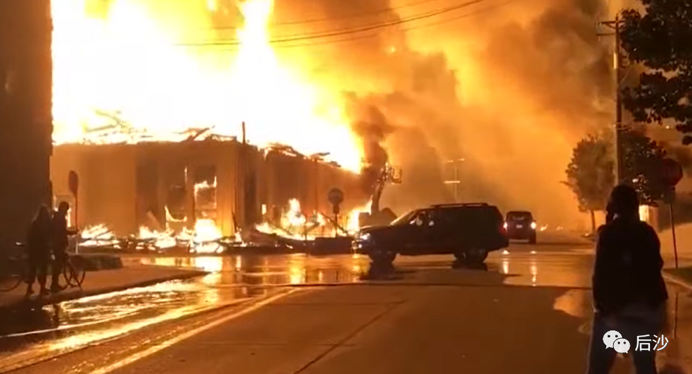 美国“靓丽的风景线”来了，双标狗：以暴制暴！