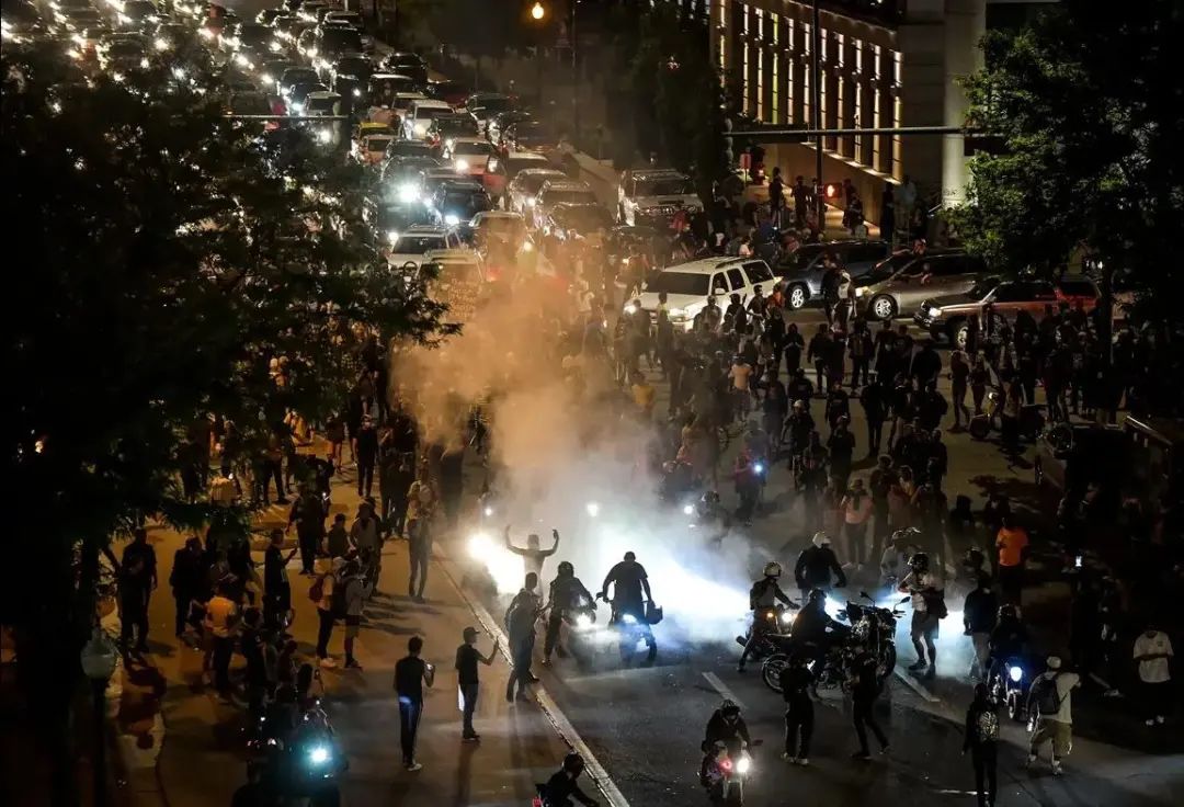 美国暴动：人人生而平等，但你要先是人！