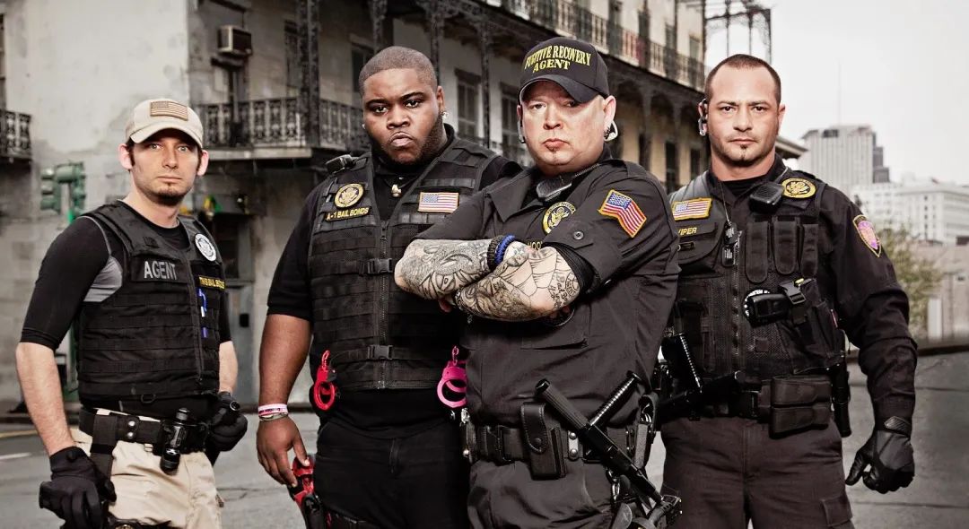 为什么美国警察可以随便突突你？