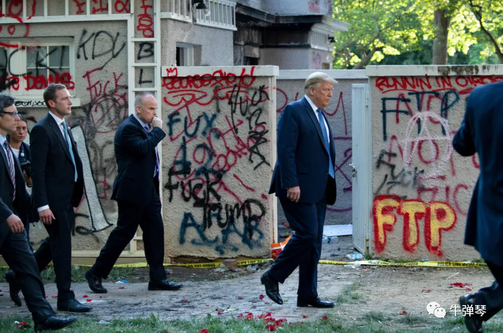 特朗普终于走出了白宫，眼前景象大吃一惊！