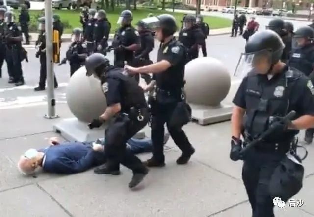 美国警察下跪刚起身，下一秒就让75岁老人流血倒地！