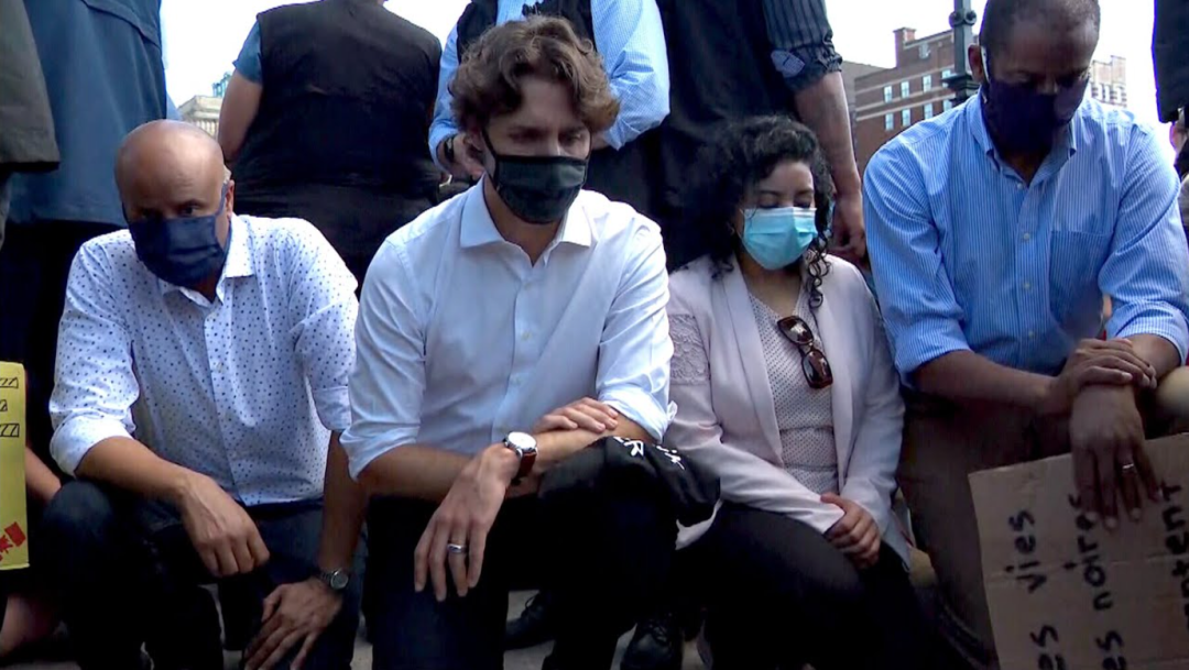 美国警察为黑人洗脚、加拿大总理下跪：西方“政治正确”，有多虚伪！