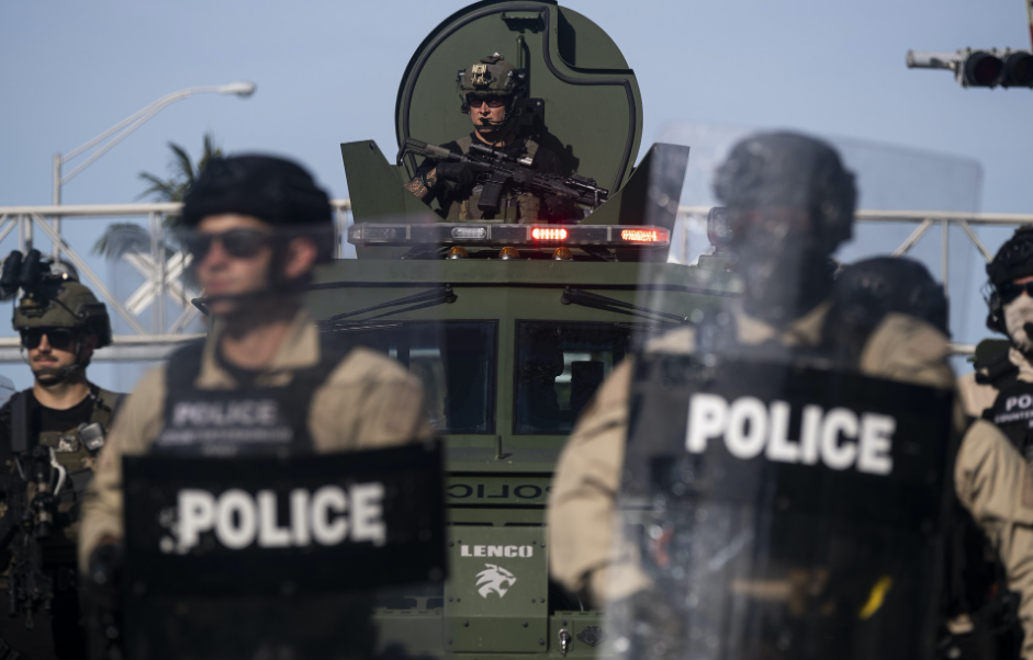 把警察当军人的制度不改，美国未来还会发生弗洛伊德案！