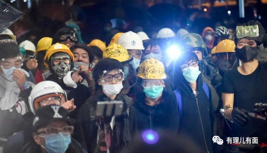 为何说美国暴乱掀不起大浪，而香港的挑战还远未结束？