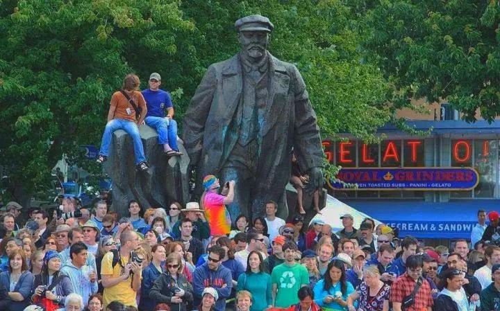 脑洞大开：川总可能是美国黑人骚动的推手！