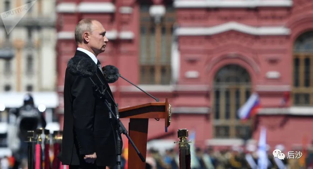 红场阅兵+万言长文，普京向西方展现何种决心？
