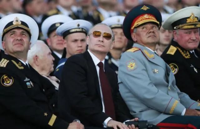 普京为何不能让俄罗斯强大？线索就在阅兵式！