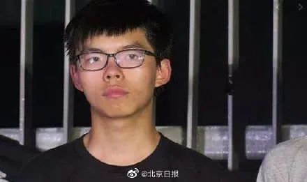 黄之锋怂了，宣布退出港独组织！但枷锁已备好，罪责已难逃！