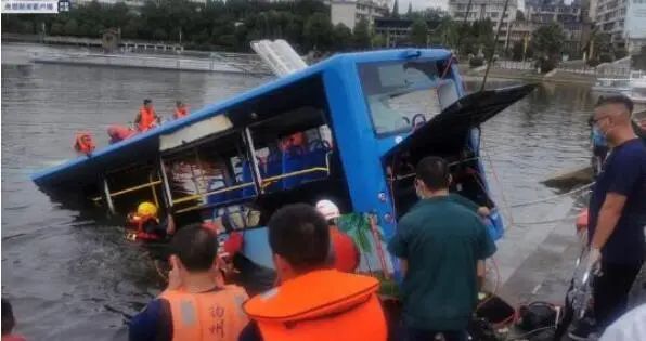 贵州公交车坠湖，到底是意外还是阴谋？