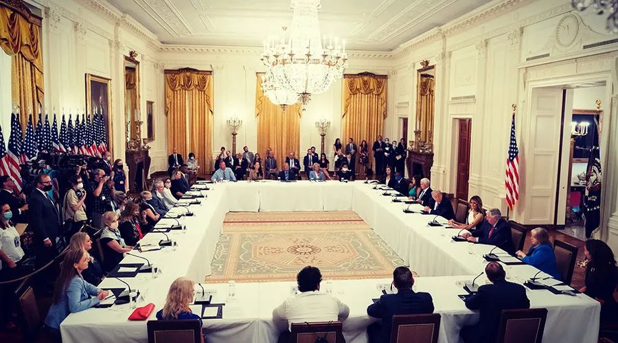 日增5万总数321万，特朗普：美国的大学必须开课！！