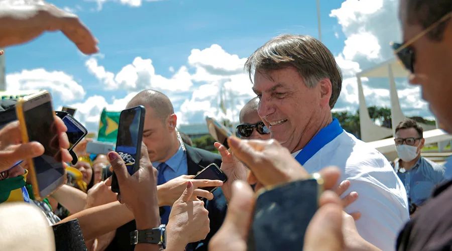 巴西总统博尔索纳罗是怎么得上新冠肺炎的？