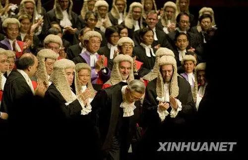 终于有港人喊出来了：双重国籍或曾宣誓效忠他国的法官不适合审理国安案！