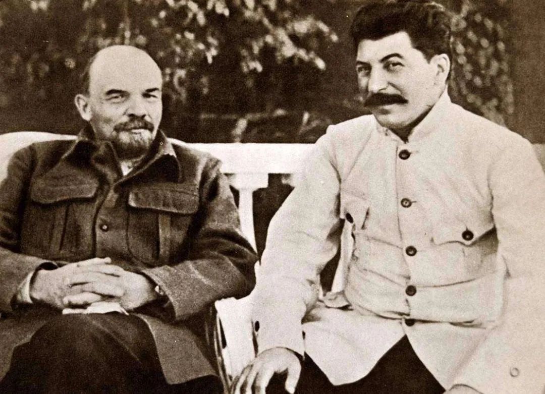 斯大林是如何登上权力巅峰的？