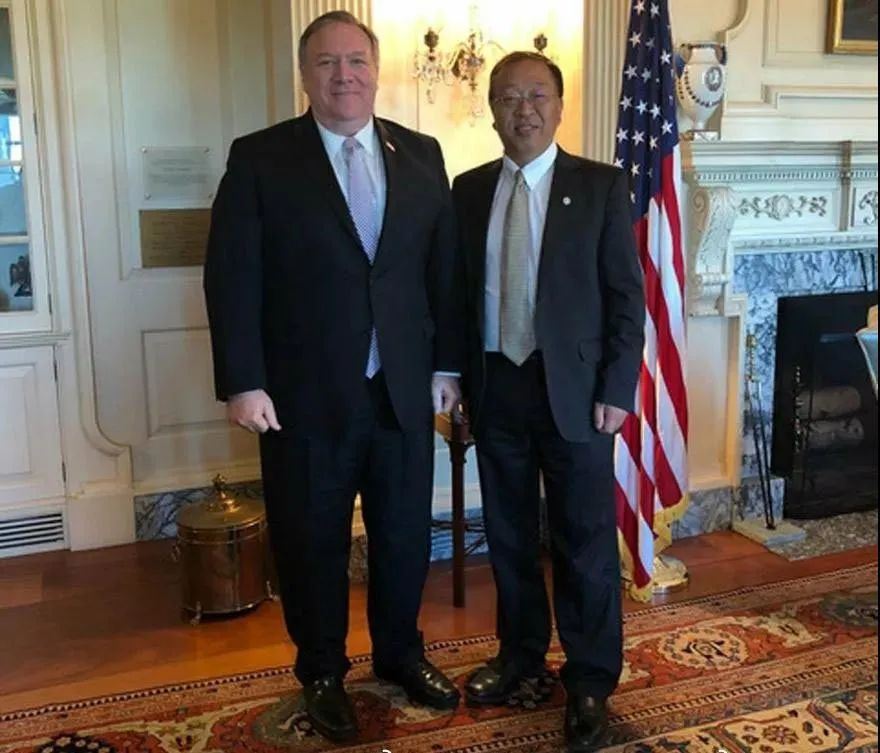 一位华人疯狂反华，原因何在？